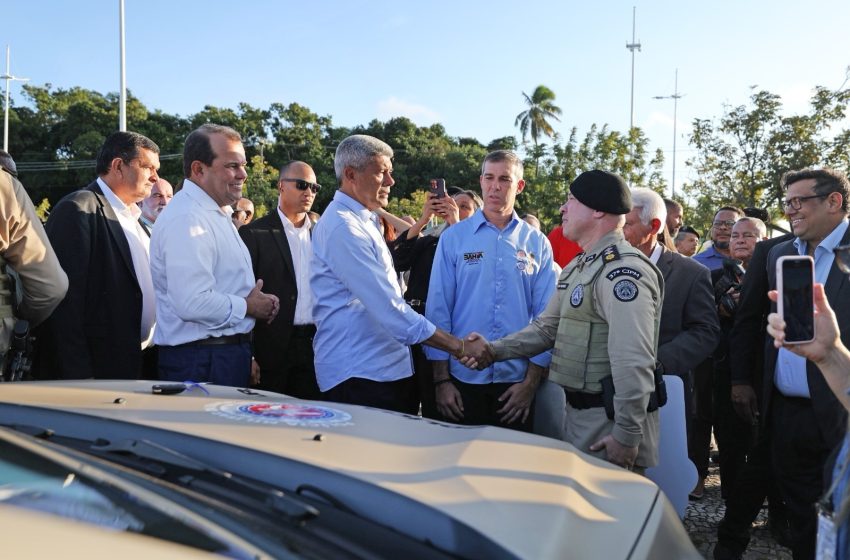 Jerônimo entrega novas viaturas e assina projetos de lei que reestruturam a organização da segurança pública na Bahia