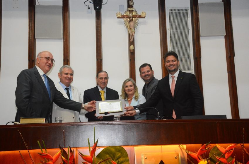 Presidente Ivana Bastos conduz sessão especial da ALBA que concedeu honrarias a ministro do STJ e cônsul brasileiro na Itália