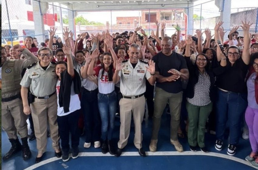 12º BPM promove diálogo com estudantes no Centro Educacional Jorge Amado em celebração ao Dia do Soldado