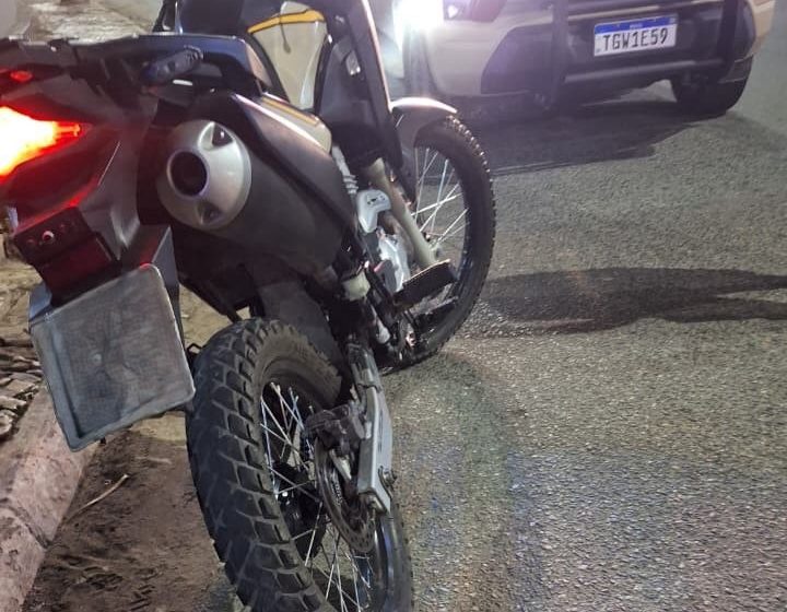 PM detém dois suspeitos e recupera uma motocicleta em Lauro de Freitas