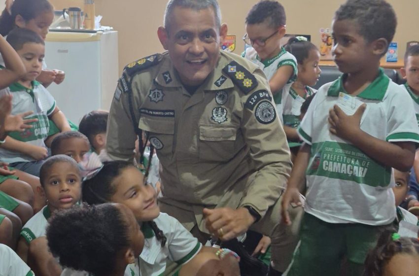 Crianças vivenciam rotina policial em visita ao 12º BPM no Dia do Soldado