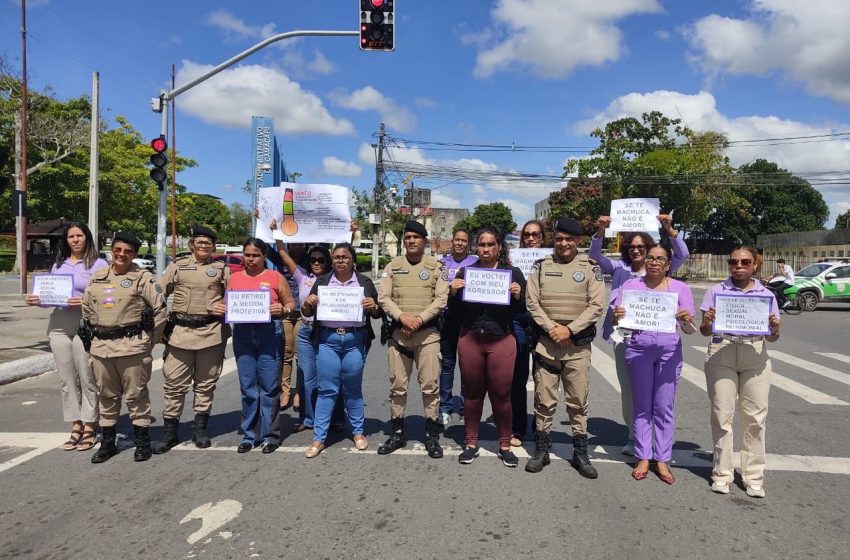 Ronda Maria da Penha e Secretaria da Mulher realizam blitz educativa em Camaçari pelo Agosto Lilás
