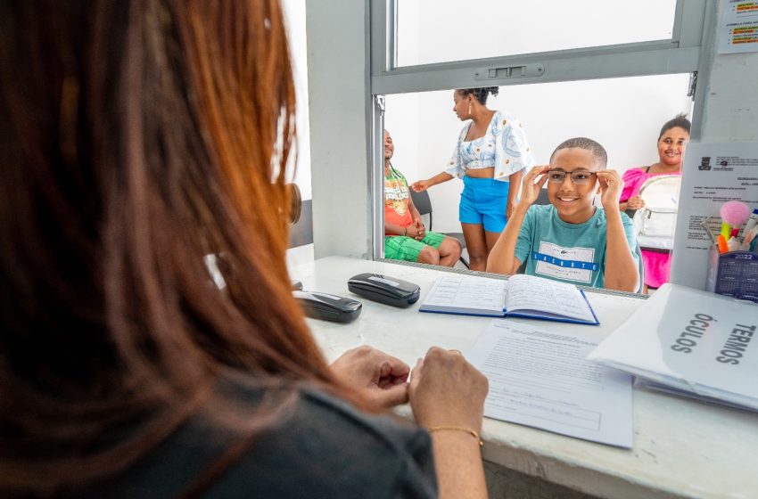 Sesau realiza entrega de óculos de grau através do CEASUS em Camaçari