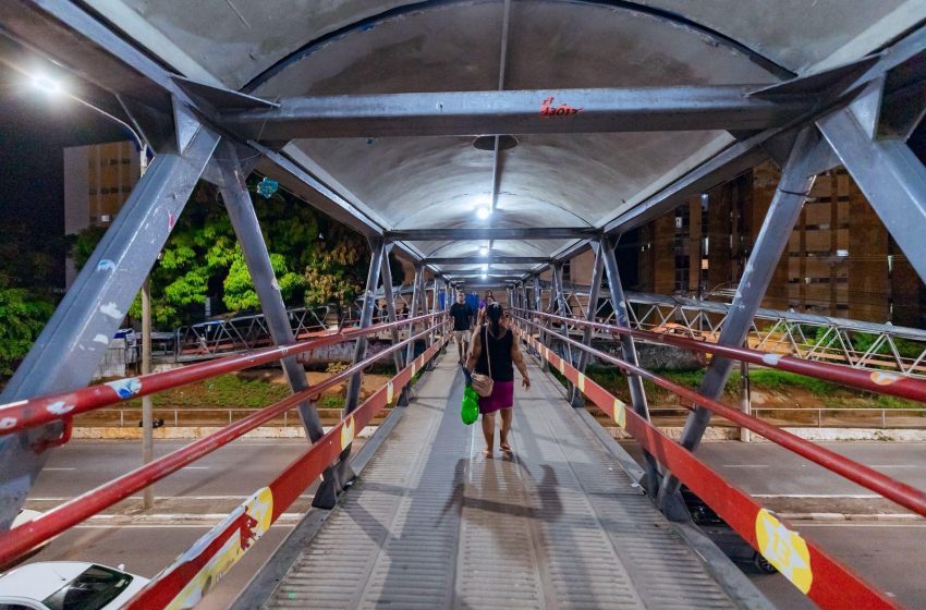 Programa municipal instala 160 luminárias em LED nas passarelas da Estrada do Coco