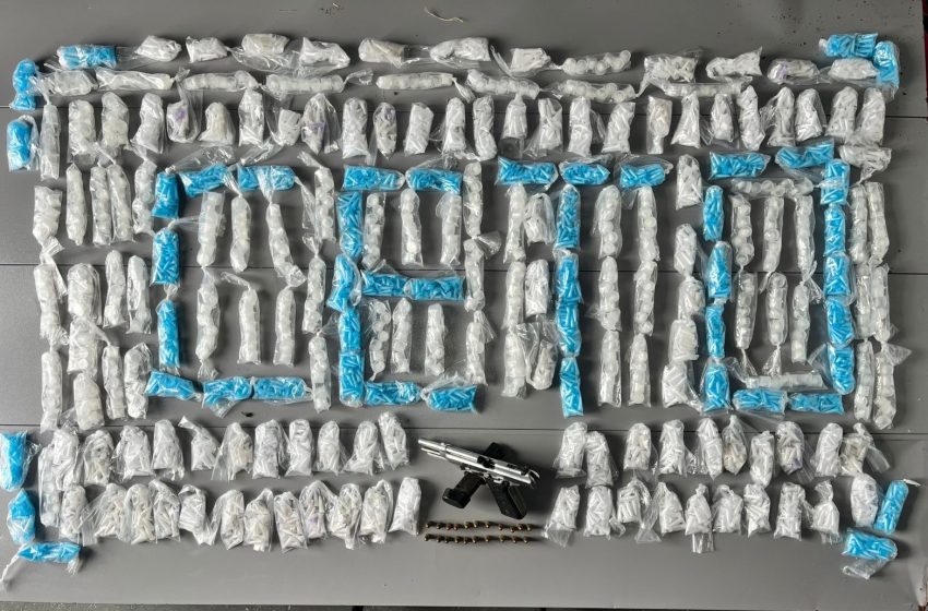 PM apreende pistola e mais de 4 mil pinos de cocaína em operação no bairro Lama Preta, em Camaçari