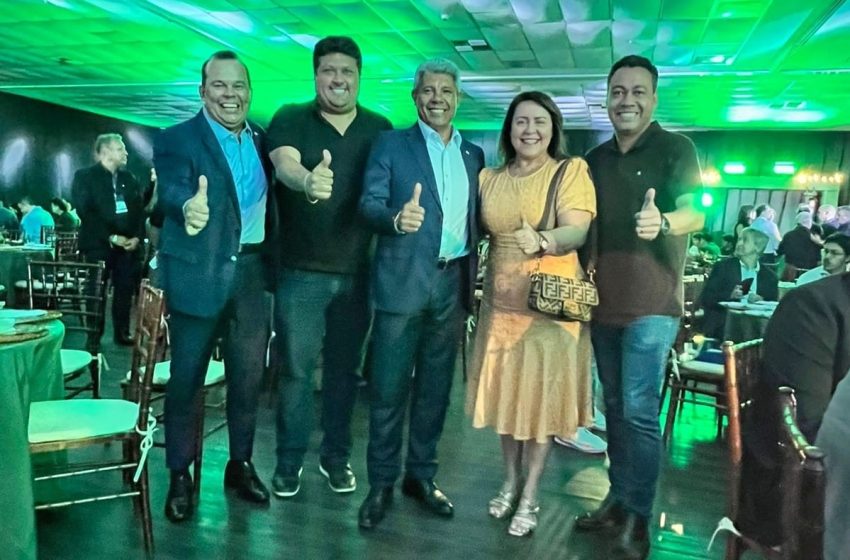 Ao lado do governador, lideranças do PDT participam da abertura da SuperBahia 2025