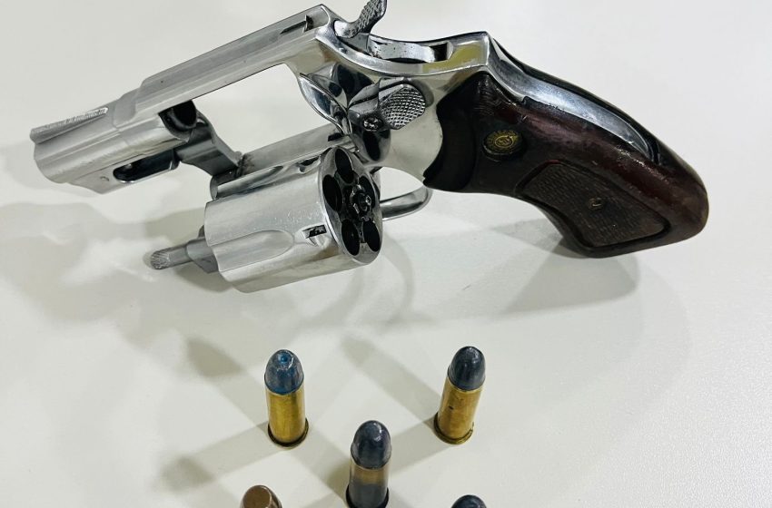 PM prende homem por porte ilegal de arma e ameaça contra mulher em Camaçari