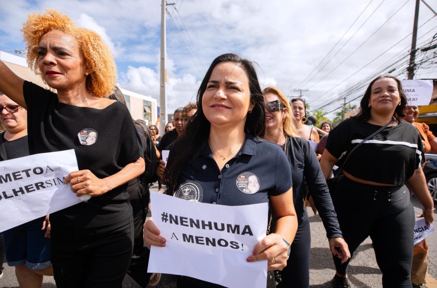 Mulheres de Lauro de Freitas pedem fim do feminicídio e da violência em marcha realizada neste sábado (30)