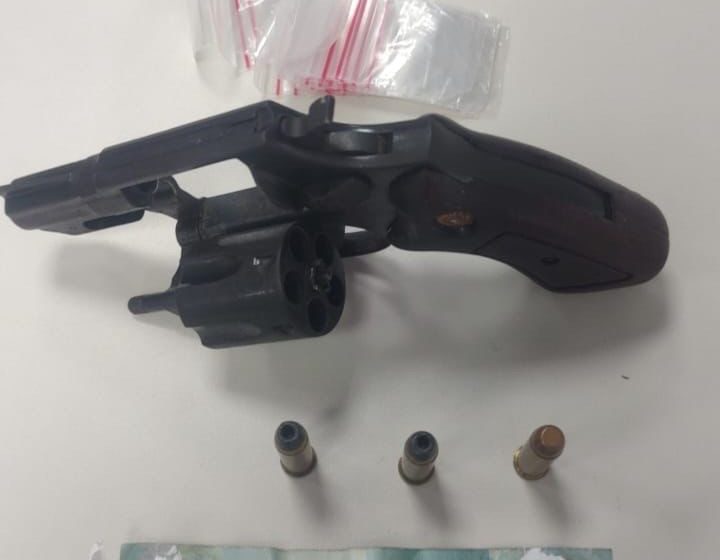 Polícia Militar prende suspeito com arma e drogas em Camaçari