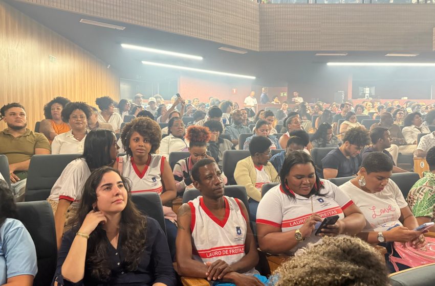 Prefeitura promove acesso à cultura e leva estudantes da EJA à peça Torto Arado