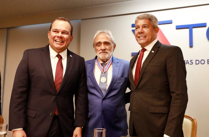 No TCE, Jerônimo Rodrigues prestigia entrega de medalha ao mérito na sessão de aposentadoria do conselheiro Antonio Honorato