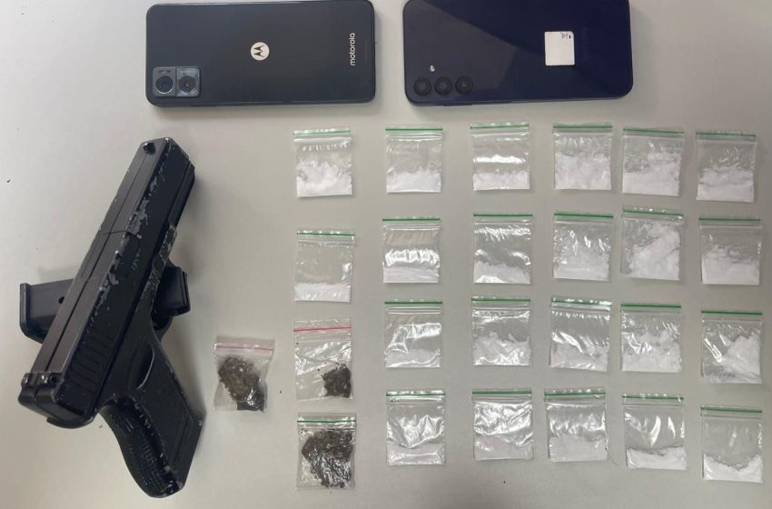 PM prende dois homens por tráfico de drogas em Camaçari; simulacro de arma é apreendido
