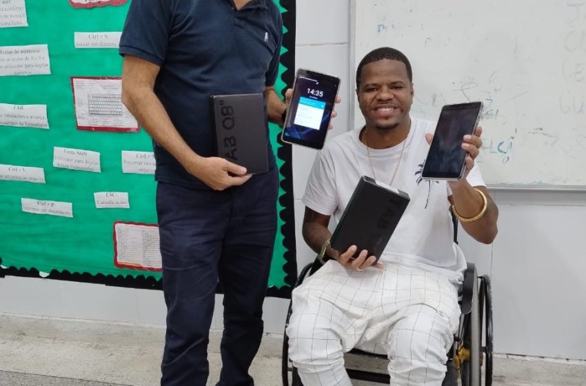 São Francisco do Conde começa a distribuir tablets na rede municipal de ensino