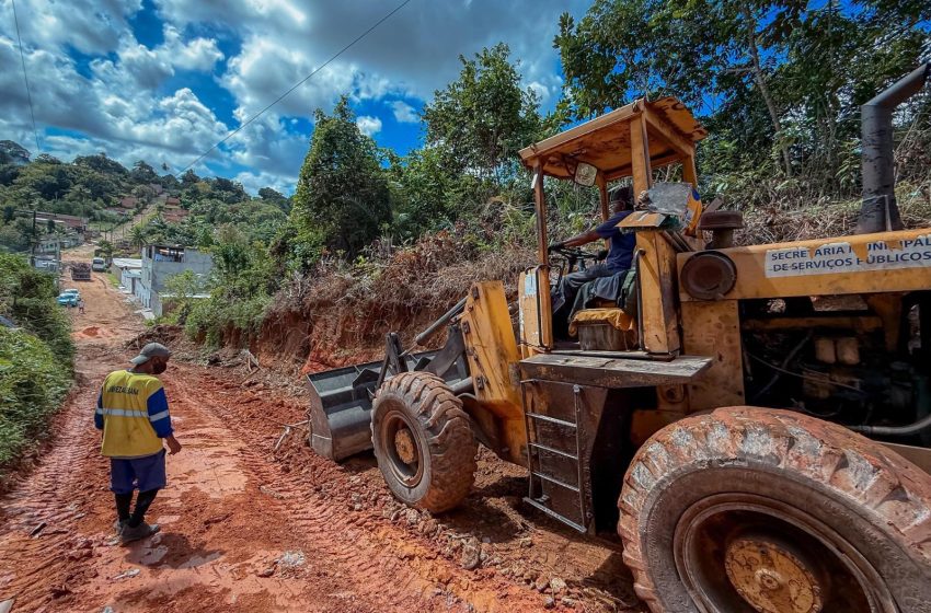 Prefeitura melhora acesso no Quingoma com obras de patrolamento e drenagem