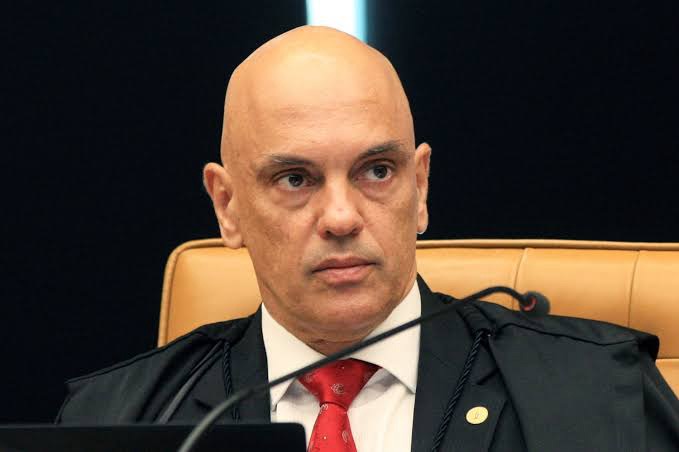 Moraes intensifica vigilância à residência de Bolsonaro para prevenir fuga antes do julgamento