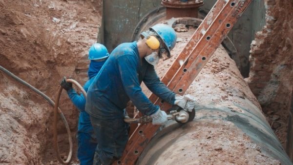 Abastecimento de água é retomado gradualmente em Lauro de Freitas e outras cidades após manutenção da Embasa