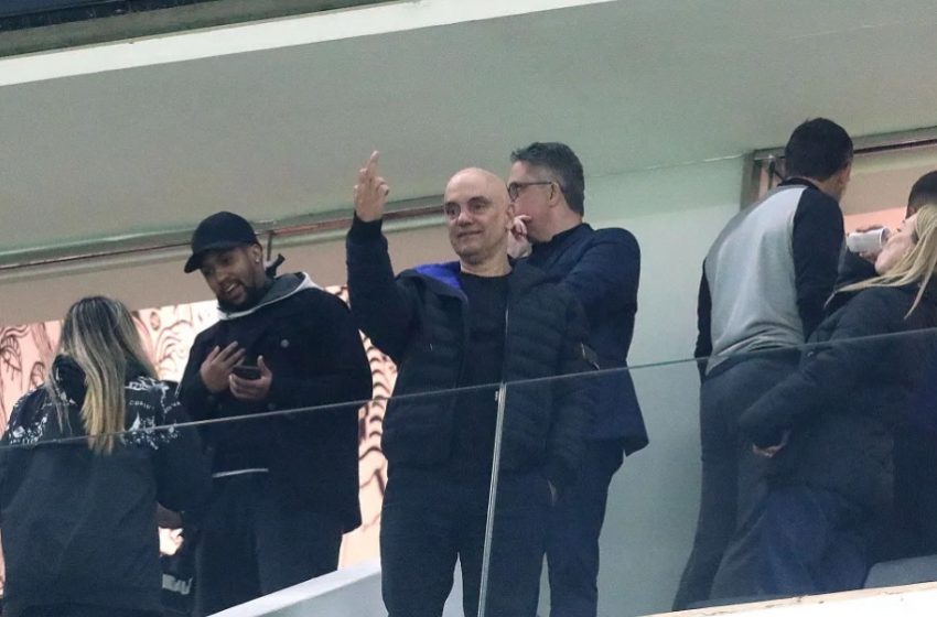 Fotógrafo que tirou foto de Moraes fazendo gesto obsceno é demitido
