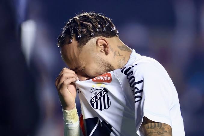 Suspenso, Neymar fica fora do jogo contra o Bahia