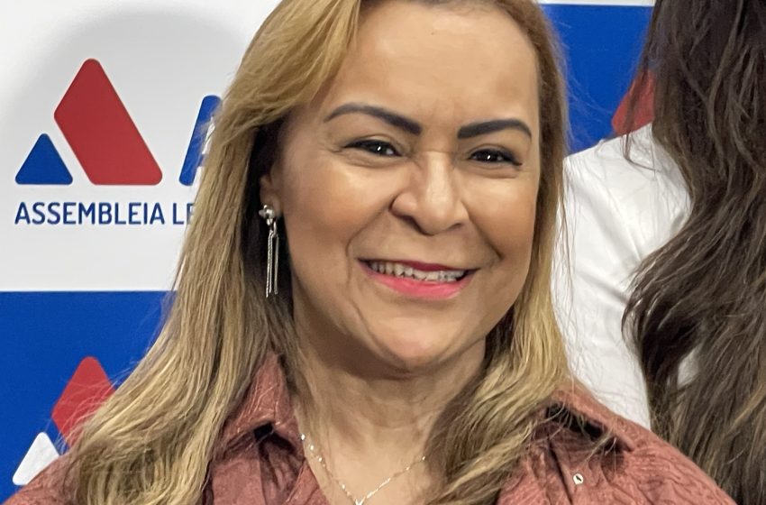 Deputada Tia Ju exalta criatividade baiana e liderança de Ivana Bastos em entrega do Prêmio Unale na ALBA