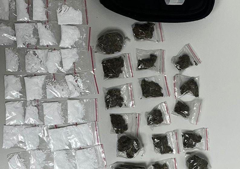  PM apreende drogas e materiais usados no tráfico durante ação em Nova Vitória, Camaçari