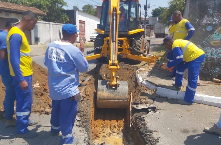  Prefeitura e EMBASA iniciam obra de rede de esgoto da Rua Pindoba solicitada por Fábio Carvalho