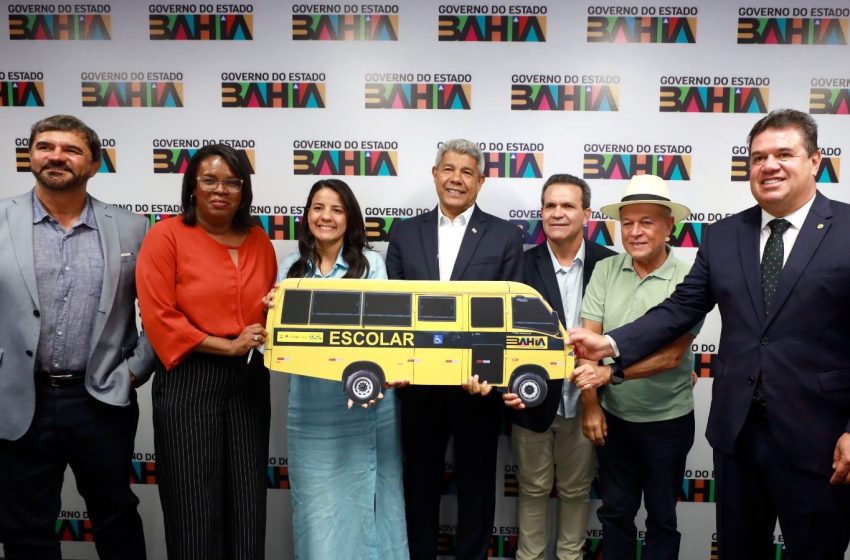 Estado entrega veículos para a saúde e ônibus escolar para o município de Iramaia