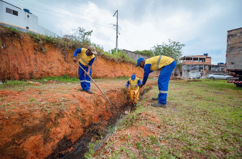 Técnicos de Serviços Públicos intensificam ações de limpeza em canais e rios de Lauro de Freitas