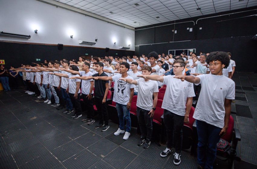 Jovens de Lauro de Freitas participam de cerimônia de Juramento à Bandeira
