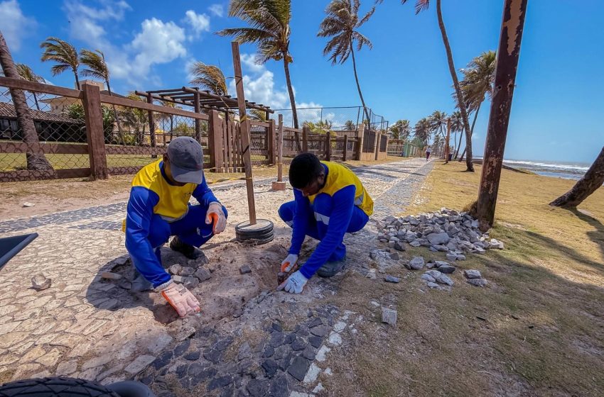 Prefeitura inicia manutenção no calçadão da orla de Lauro de Freitas