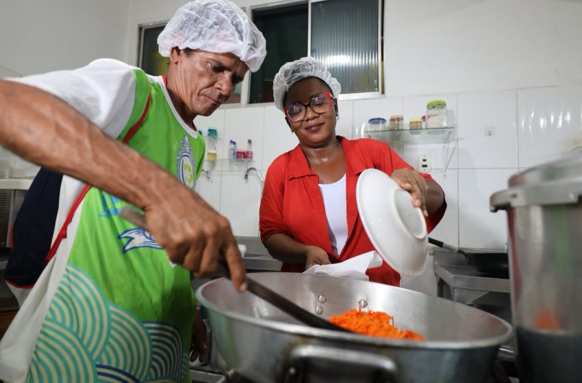 Voluntárias Sociais da Bahia promovem oficina e ensinam catadores a preparar refeições saudáveis com alimentos simples e acessíveis
