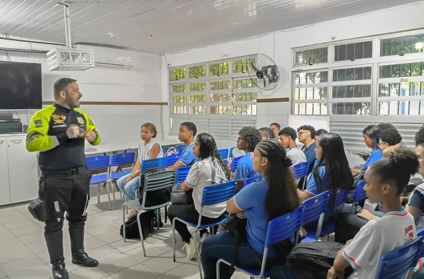 Prefeitura de Lauro de Freitas realiza palestra educativa sobre trânsito para jovens do Ensino Médio