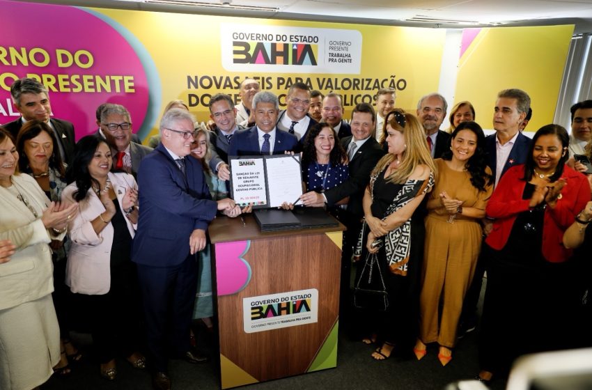 Governador Jerônimo Rodrigues sanciona leis com ganhos salariais para 45 mil servidores públicos da BahiaOs incrementos variam de 10,2% a 22,1% em dois anos (2025/2026)