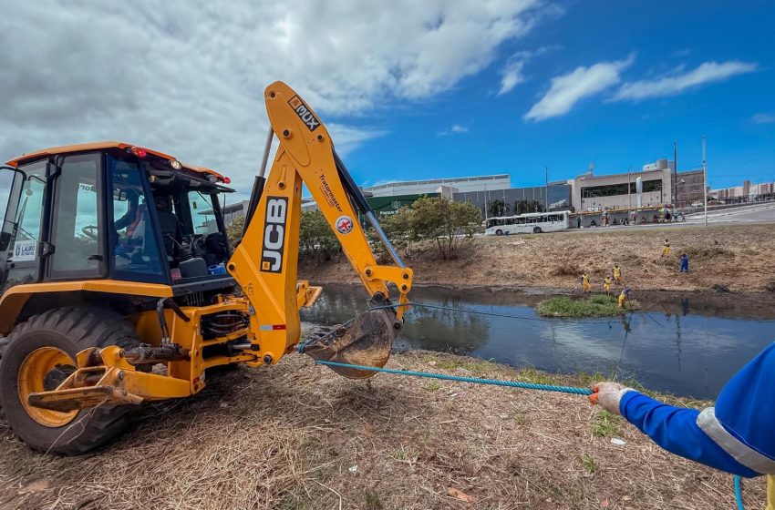 Prefeitura intensifica limpeza do Rio Ipitanga para prevenir alagamentos no período chuvoso