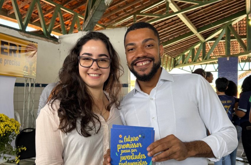 Lauro de Freitas entrega cartilha “Vozes Estudantis” para fortalecimento dos grêmios escolares