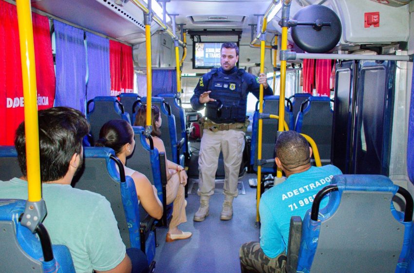 Blitz educativa orienta motoristas em Lauro de Freitas durante Semana Nacional do Trânsito