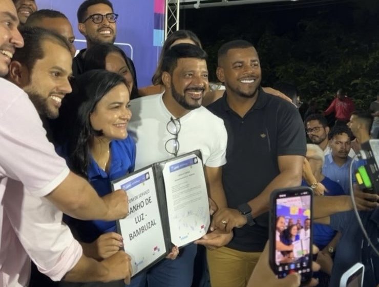 Vereador Fábio Carvalho participa da assinatura da ordem de serviço do programa Banho de Luz no Bambuzal e parabeniza prefeita Débora Regis
