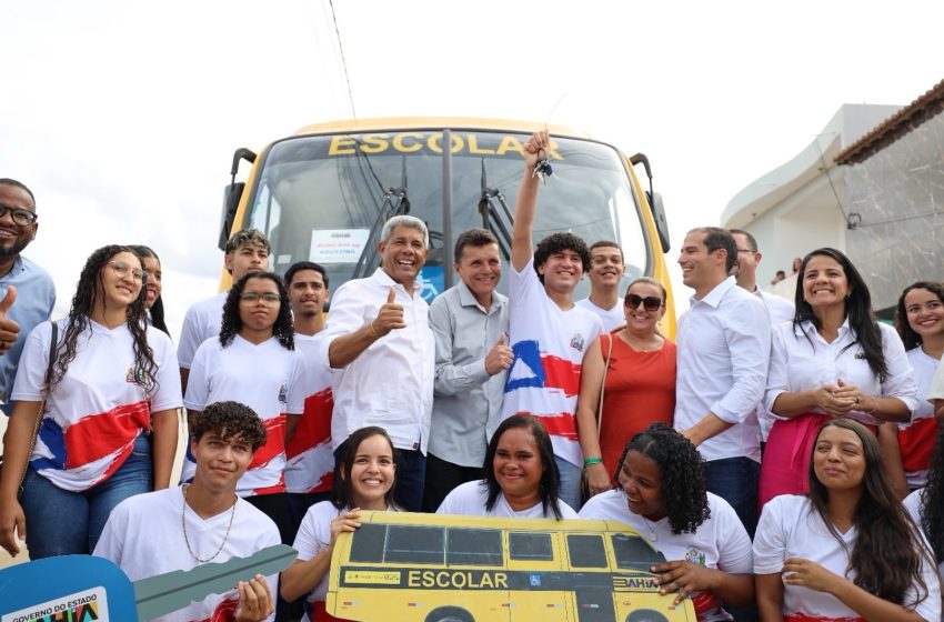 Em agenda regionalizada, governador entrega obras, equipamentos e assina pacote de obras para Adustina