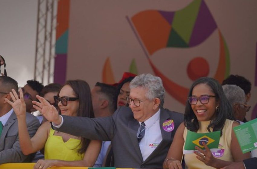 Caetano destaca coragem e esperança do povo em desfile de 7 de Setembro em Camaçari