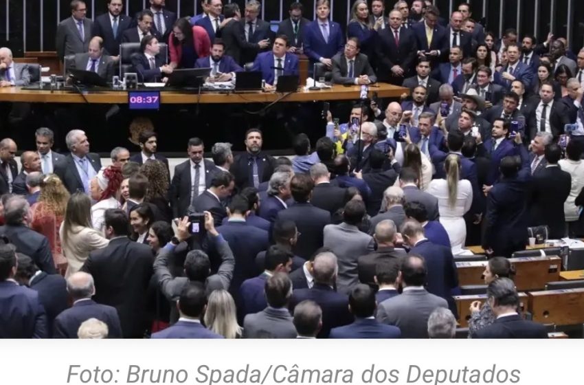 Câmara aprova urgência para projeto de anistia aos atos de 8 de janeiro