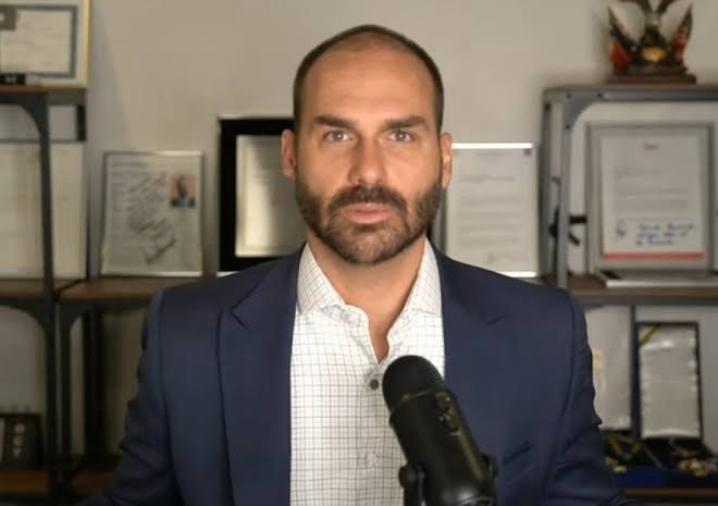 Hugo Motta barra indicação e abre caminho para cassação de Eduardo Bolsonaro