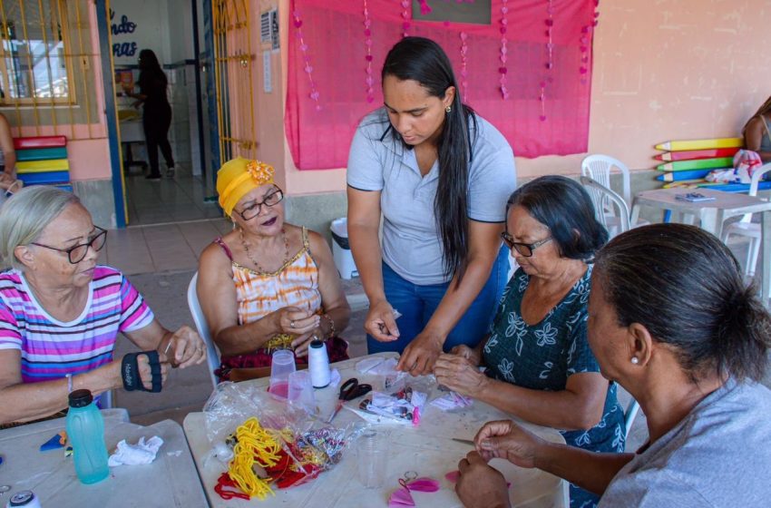 CRAS Vila Praiana realiza oficina de artesanato para idosas