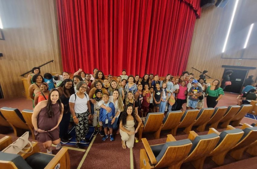 Teatro e encantamento: crianças do CAPSi vivenciam espetáculo “Histórias do Mundão” em celebração ao Mês da Criança