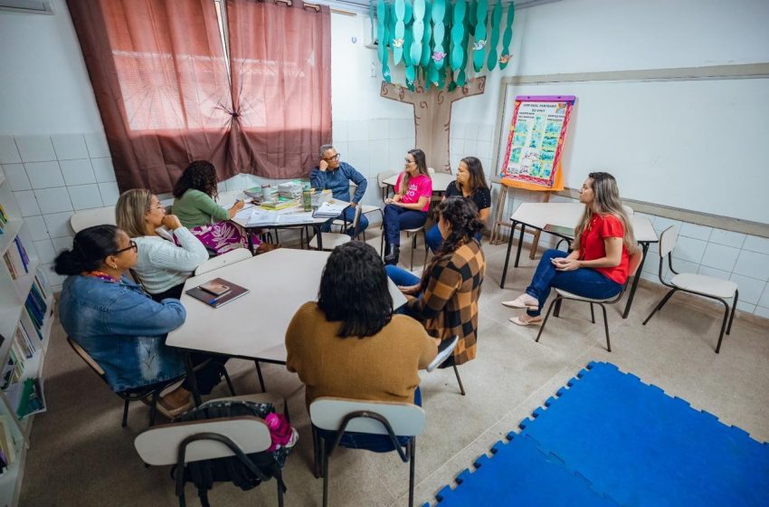 Psicólogos e assistentes sociais discutem sexualidade infantil em escola municipal