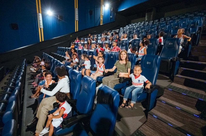 Prefeitura de Lauro de Freitas leva estudantes da rede pública ao cinema em ação especial da Semana da Criança