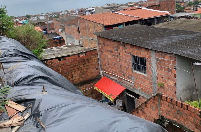 Defesa Civil aplica lonas em encostas de Lauro de Freitas para garantir mais segurança à população