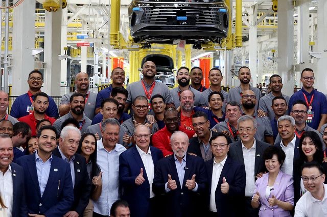 Adolfo Menezes comemora anúncio de duplicação da BYD