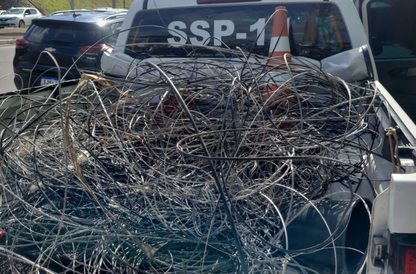 Lauro de Freitas amplia Operação Visão Limpa e remove mais de mil metros de cabos irregulares