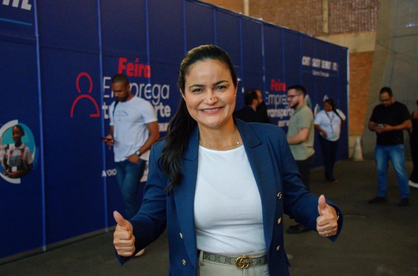 Prefeita Débora Regis anuncia criação do SINE Lauro durante abertura da Feira Emprega Transporte