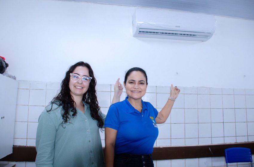 Débora Regis acompanha instalação de ar-condicionado e reforça compromisso com escolas climatizadas em Lauro de Freitas