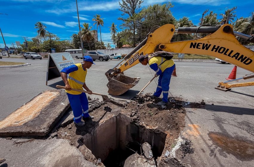 Prefeitura intensifica ações de drenagem e recuperação do calçadão da orla em Lauro de Freitas